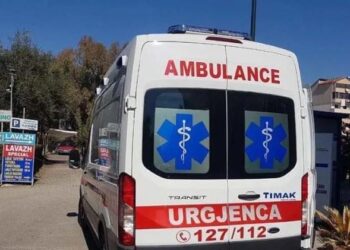 3 vajza të plagosura në Shkodër pas një aksidenti me makinë, shoferja humbi kontrollin dhe u përplas me shtyllën elektrike