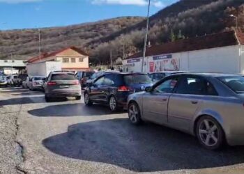 Shqiptarët kthehen në vendlindje për festa, fluks në doganën e Kapshticës, pala greke punon me sportel të reduktuar