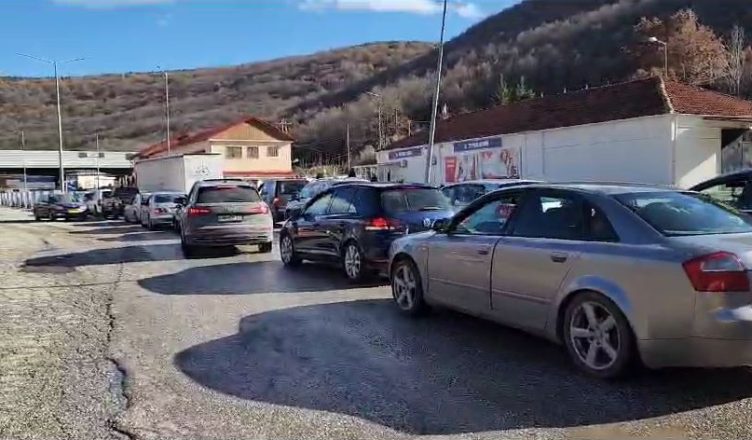 Shqiptarët kthehen në vendlindje për festa, fluks në doganën e Kapshticës, pala greke punon me sportel të reduktuar