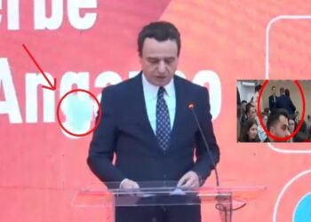 VIDEO: Albin Kurti fishkëllehet dhe goditet me letra teksa flet LIVE