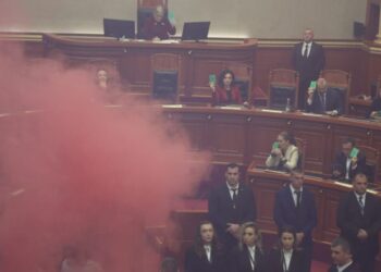 Kaosi i “Foltores”/ Ndezën tymuese në Kuvend, përjashtohen me 10 ditë Korreshi, Spaho dhe Piroli