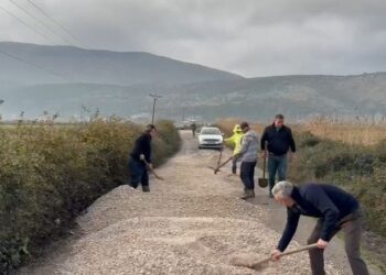Banorët në Koljakaj të Lezhës mbushin vetë gropat me çakull, thirrje bashkisë t’i ndihmojë për shtrimin e rrugës