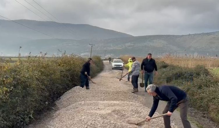 Banorët në Koljakaj të Lezhës mbushin vetë gropat me çakull, thirrje bashkisë t’i ndihmojë për shtrimin e rrugës