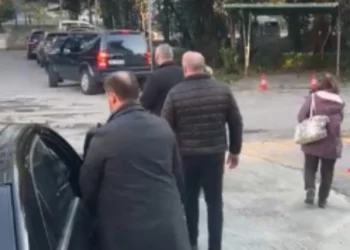 VIDEO/ Protestuesja ‘nuk i ndahet’ Berishës: Do vijmë me ty po të futën brenda