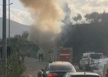 Një automjet shkrumbohet nga flakët në zonën e Saukut, nuk ka të lënduar