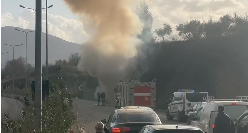 Një automjet shkrumbohet nga flakët në zonën e Saukut, nuk ka të lënduar