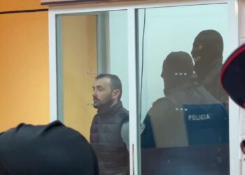 “I dhamë prangat dhe i vendosi vetë”, drejtori i burgut të Peqinit dëshmon sesi negocioi me Sokol Mjacajn