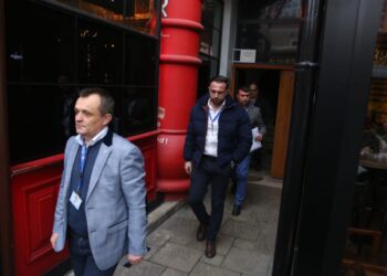 FOTOT/ Berisha zyrtarisht në arrest shtëpie, 4 oficerë të BKH e të krimit ekonomik në banesën e tij. Për 25 minuta i komunikuan vendimin e GJKKO
