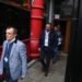 FOTOT/ Berisha zyrtarisht në arrest shtëpie, 4 oficerë të BKH e të krimit ekonomik në banesën e tij. Për 25 minuta i komunikuan vendimin e GJKKO