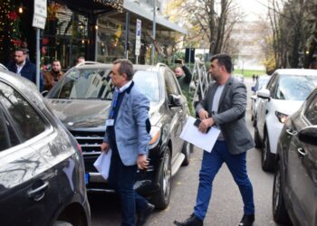 Masa e arrestit/ Oficerët e Policisë i komunikojnë Berishës vendimin e GJKKO-së