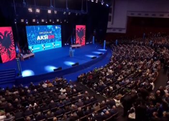 LIVE/ Nis Kuvendi Kombëtar i Rithemelimit, ja kush e shoqëron ish-kryeministrin Berisha