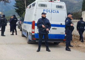 VIDEO / Fredi Beleri shkon në funeralin e gjyshes, Policia “blindon” Himarën