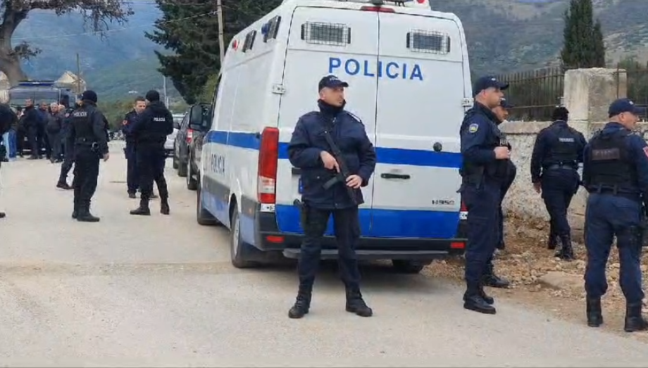 VIDEO / Fredi Beleri shkon në varrimin e gjyshes, Policia “blindon” Himarën