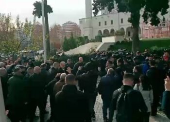 Protestuesit tentojnë të çajnë kordonin, Policia shton forcat para Kuvendit