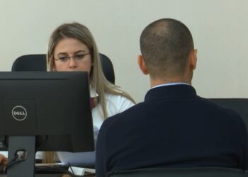 Puna në shtet bëhet edhe më e lakmueshme, INSTAT: Pagat 22% më të larta se në privat