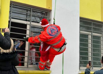VIDEO/ 15 “babagjyshë” surprizojnë fëmijët e shtruar te Pediatria
