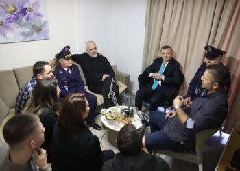 Përfitoi kredi, Rama i shkon për vizitë në banesë inspektorit, batuta me Rrumbullakun: Këta me uniformë s’pinë dot raki