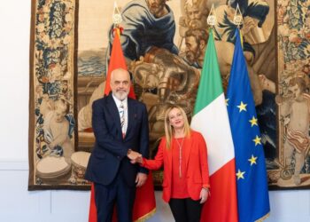 Mediat italiane kritika Melonit: Do paguajmë Shqipërinë 5 herë më shumë se na kushton mbajtja e emigrantëve këtu