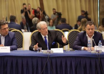 Zbardhen debatet / Berisha kërkon të rrethojë Kuvendin me militantë, Noka e Bardhi kundër: Kemi premtuar se…