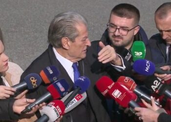 Berisha i bashkohet protestës pas heqjes së imunitetit: Vendim antikushtetues
