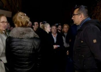 Në grevë urie që nga humbja e zgjedhjeve, dy deputetët e opozitës serbe përfundojnë në spital