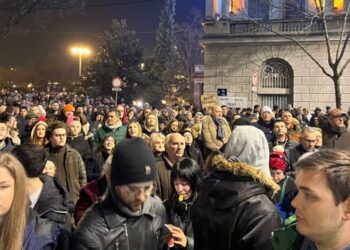 Protestë në qendër të Beogradit, opozita kërkon anulimin e zgjedhjeve: Dy liderë opozitarë shpallin grevë urie