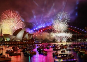 Mbërrin viti i ri edhe në Australi, turma njerëzisht sfidojnë shiun për të ndjekur spektaklin e fishekzjarrëve