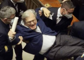 VIDEO/ Ja si nxirret jashtë sallës një deputet në Itali. Sgarbi, jo Muli në Shqipëri…?!