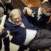 VIDEO/ Ja si nxirret jashtë sallës një deputet në Itali. Sgarbi, jo Muli në Shqipëri…?!