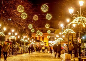 “E dashuroj, njerëzit janë të lumtur”, atmosfera festive në Shkodër tërheq turistët e huaj