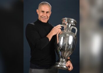 Sylvinho ‘prek’ trofeun, FSHF poston foton e trajnerit të kombëtares në Hamburg