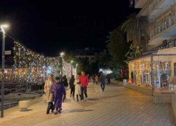 Saranda dyndet nga turistët dhe në dimër, tregu i Krishtlindjes përplot me të huaj