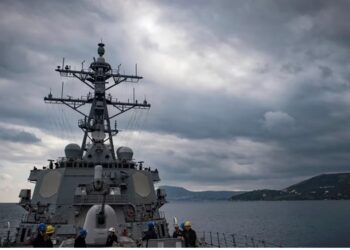 Sulmohet anija e marinës amerikane dhe anijet tregtare në Detin e Kuq