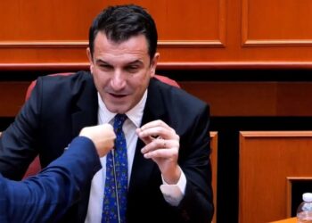 Mbledhja e Këshillit Bashkiak, Blushi i tregon prangat, Veliaj: Po i afrohen dikujt te zyra e PL, i keni me gëzof për Ilirin!