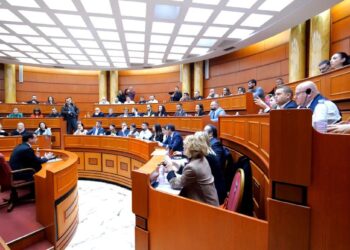 Këshilltari i Metës tund prangat në sallë, këshilltarët: Mos ja ke marrë pa leje shokut Ilir