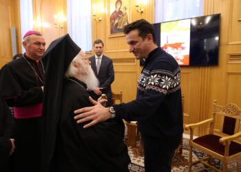 Veliaj uron Krishtlindjen nga Kisha Ortodokse: Më shumë dashuri, më pak inat. Këtë vend e çojnë përpara vetëm shqiptarët