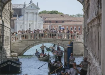 Nga Qershori i 2024-ës, Venecia do të ndalojë grupet e mëdha turistike