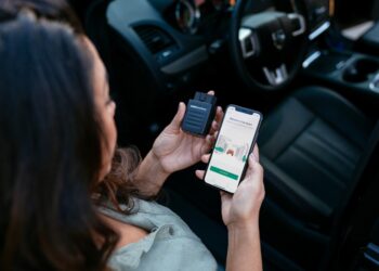 I vendosi burrit fshehurazi GPS në makinë, merret në hetim 38-vjeçarja në Shkodër