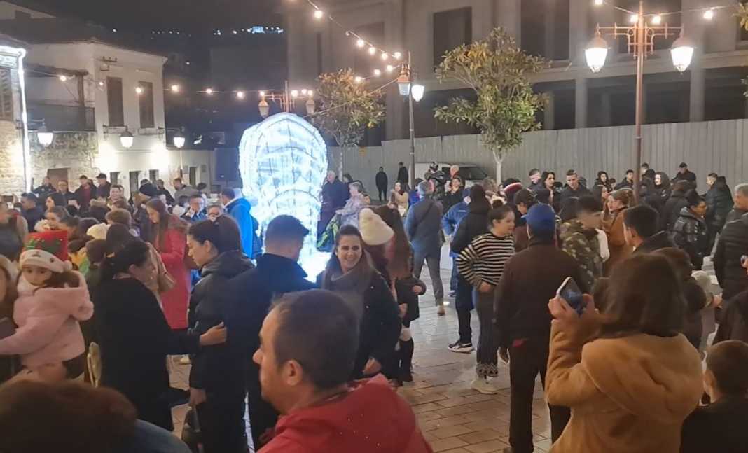 Vlora dyndet nga turistët edhe për fundvit, hotel deri në 70% të prenotuar