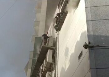Zjarri në Lushnjë, banorët tentojnë të dalin nga dritaret. I gjithë shërbimi zjarrfikës i Tiranës është nisur për të ndihmuar në shuarjen…!