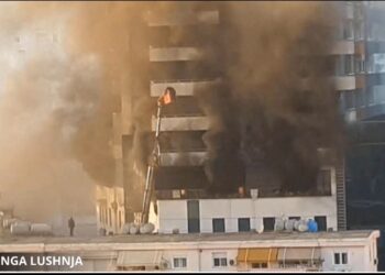 Zjarri në qendrën tregtare, mes të asfiksuarve ka edhe fëmijë. Dyshohet për 40 persona të bllokuar në banesat e tyre