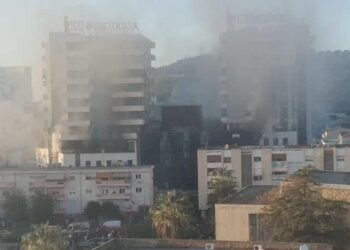 Lushnje/ Zjarri në pallatin 12-katësh: 35 persona të asfiksuar në spital, mes tyre dy fëmijë dhe dy zjarrfikës