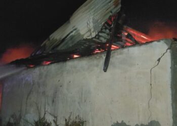 Shkrumbohet mobilieria në Lushnjë, njoftimi për zjarrfikësit u dha me vonesë