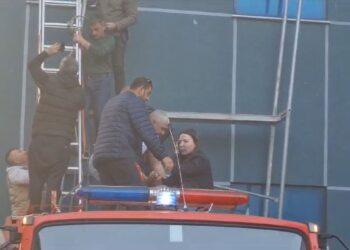 VIDEO / Përfshihet nga flakët qendra tregtare në Lushnje, evakuohen dhjetëra persona