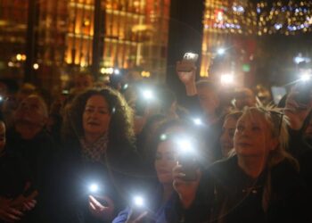FOTO/ Argita, Noka dhe Ardiana Kalaja e kthejnë pallatin e Berishës në vend pelegrinazhi
