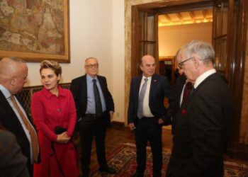 FOTO / Njerëzit e Ilir Metës i bëjnë dalje Berishës, mblidhen në Presidencë, përqafime e batuta me Begajn