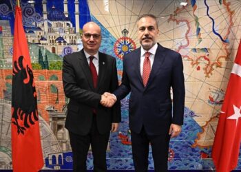 Ministri i Jashtëm i Turqisë viziton Shqipërinë, takime me Ramën dhe bizneset