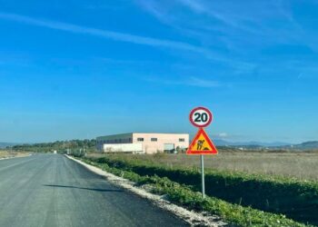 Përfundon asfaltimi i rrugës që lidh aeroportin e Vlorës me autostradën