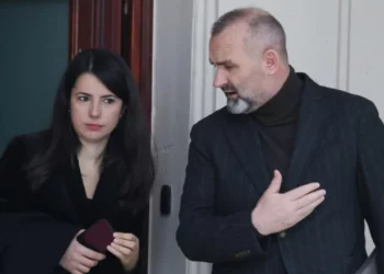 Foto/ Ministrja e re del krah ish-shefit në shfaqjen e parë para mediave