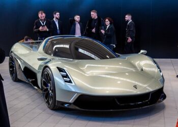 FOTOT/ I riu prezanton veturën e parë shqiptare “Illyrian TSX”, do të kushtojë deri në 1.7 milion euro